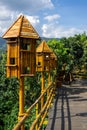 HolzbrÃÂ¼cke in einer Kaffeeplantage mit Bambus GelaÃËnder und VogelhaÃËusern im Me Linh Coffee Garden in Dalat, Vietnam